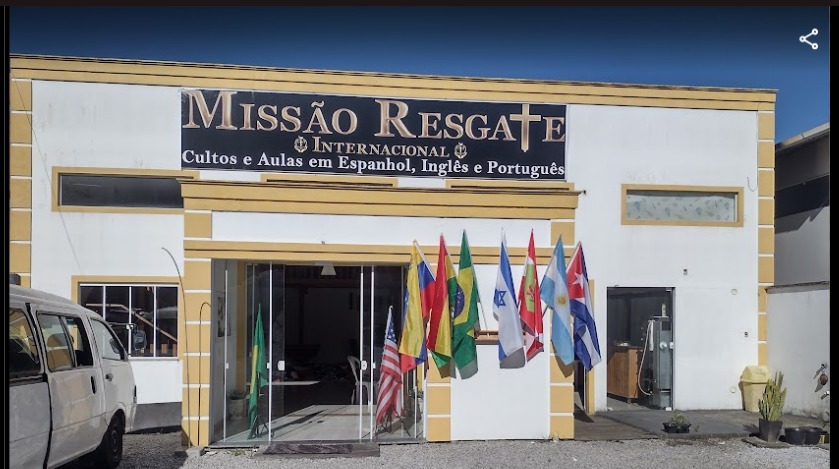 Fachada da igreja com bandeiras de vários países