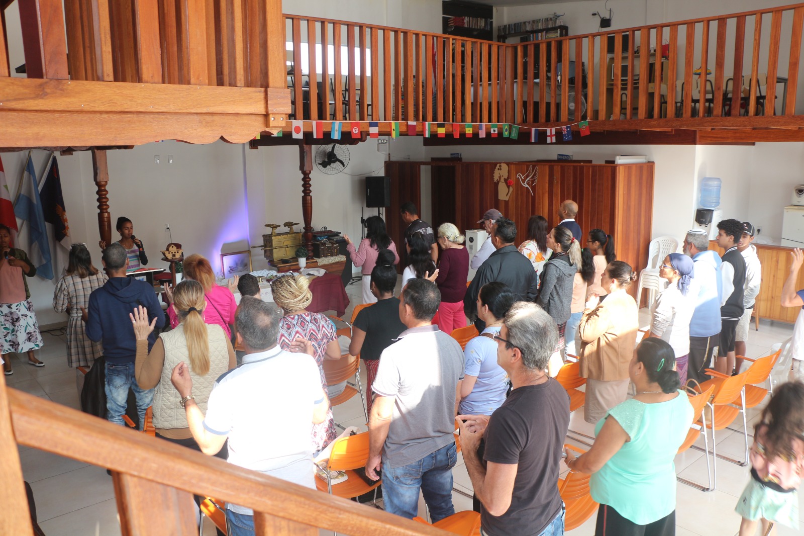 Pessoas reunidas durante um encontro da igreja