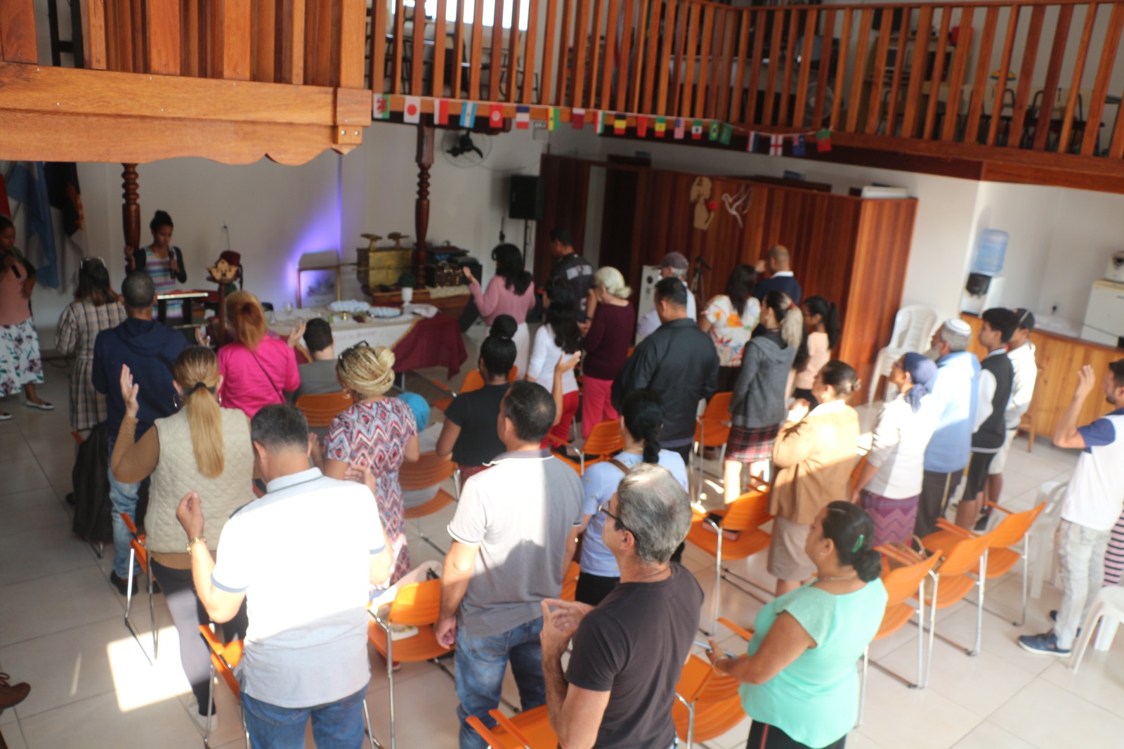 Pessoas em louvor durante um encontro